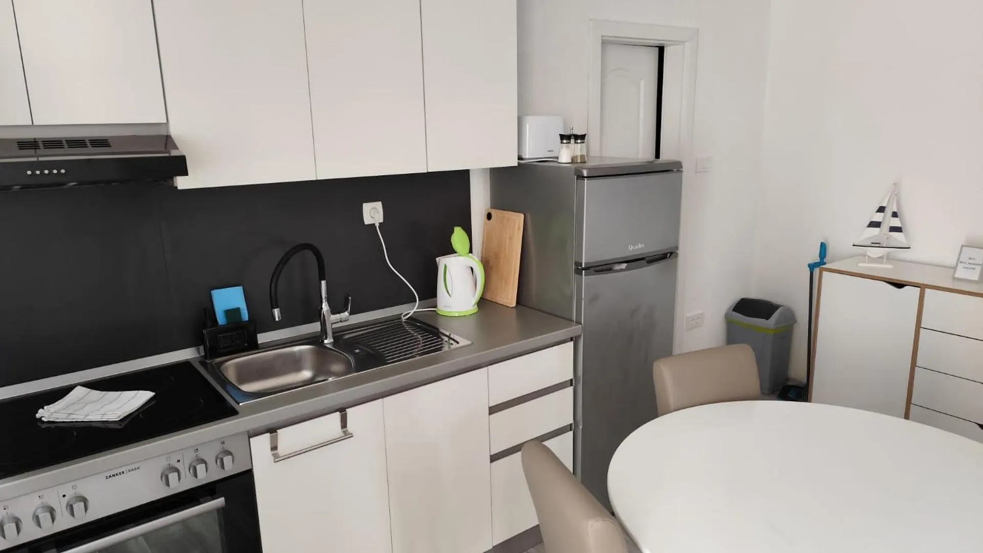 Apartments Boric Cres 0*,
